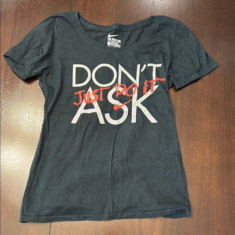 Nike Black and Red Short Sleeve Graphic Tee